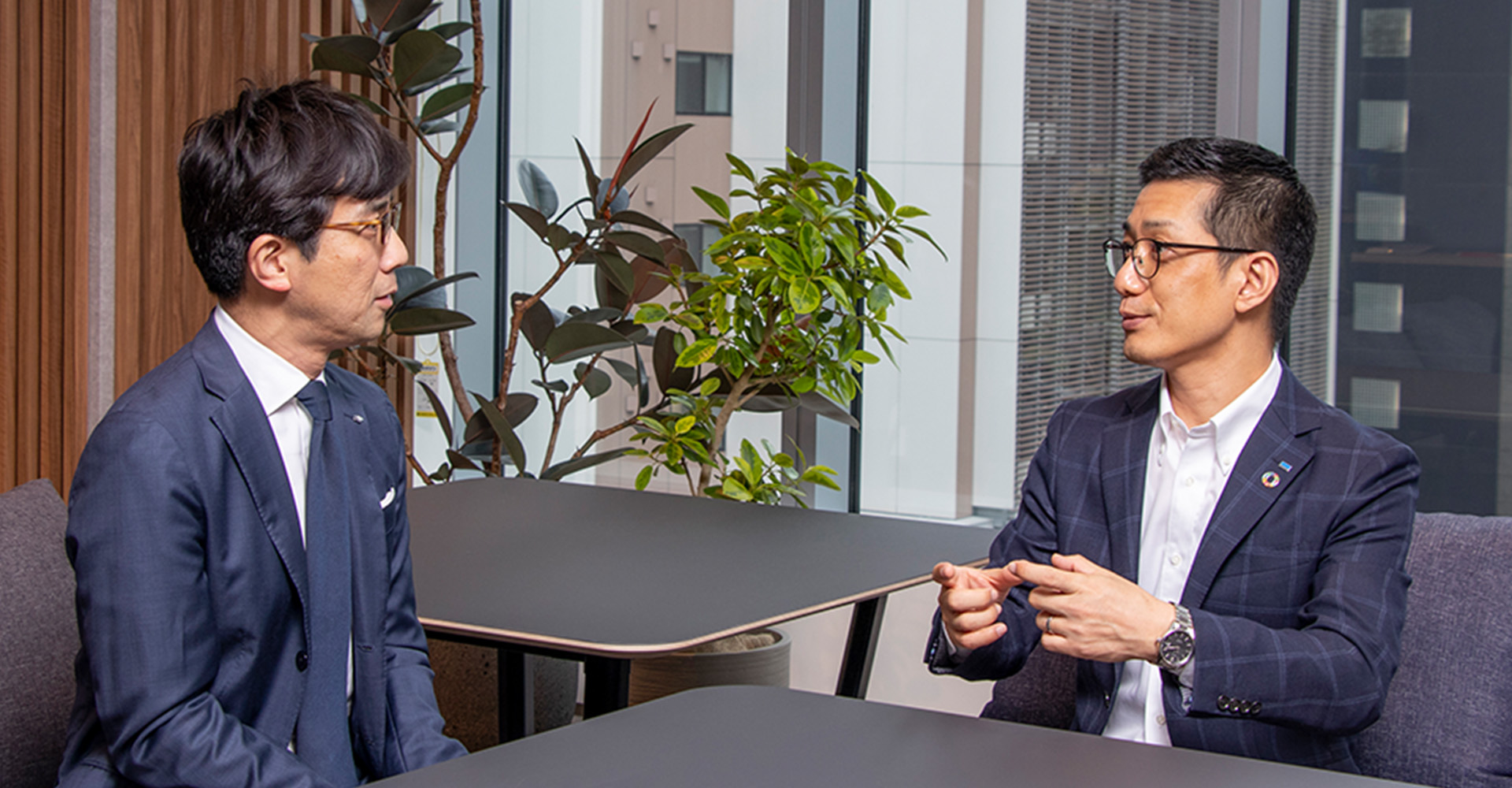 ターニングポイントの経験について質問する蒲生（左）と、ターニングポイントとデジタル事業について解説する田部氏（右）の写真
