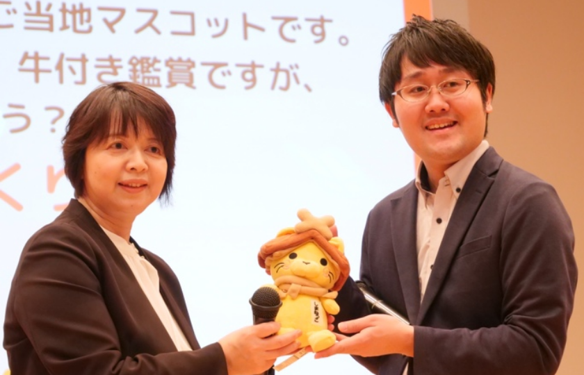 林さんから鶴崎さんに「しまねっこ」のプレゼント