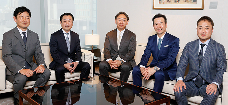 左から 三桜工業株式会社代表取締役社長COO竹田玄哉氏 三菱製鋼株式会社代表取締役社長執行役員山口淳氏 野村アセットマネジメント株式会社CEO兼代表取締役社長小池広靖 株式会社アールプランナー代表取締役社長梢政樹氏 株式会社ウィルズ代表取締役社長CEO杉本光生氏